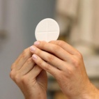 Gimnazjaliści sprofanowali komunikant