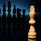 Jeden naprzeciw większości