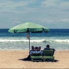 Jeden czerwony spinacz biurowy