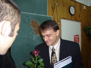 Wręczanie kwiatów nauczycielowi