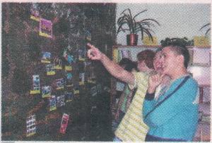 Wystawa pocztówek w bibliotece